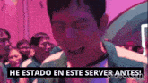 a man is standing in front of a crowd with the words he estado en este server antes