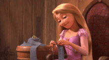 Rapunzel Está Tejiendo GIF - Rapunzel Enredados Tejer GIFs