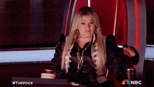 Listening Closely Kelly Clarkson GIF - Listening Closely Kelly Clarkson The Voice GIFs