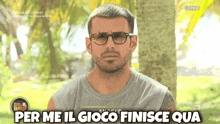 a man wearing glasses says per me il gioco finisce qua on the screen