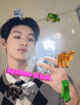 a man is taking a picture of himself with a frog on his head and the words kyobao plusi on the bottom right