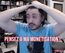 a man in a blue shirt with the words pensez a ma monetisation