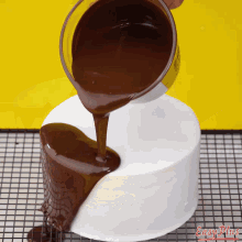 a person pouring chocolate on a cake with easy plays written on the bottom right