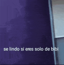 a purple wall with the words se lindo si eres solo de bibi written on it .