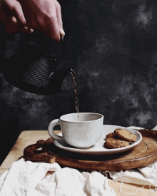 чашка кофе наливают кофе GIF - чашка кофе наливают кофе печенья GIFs