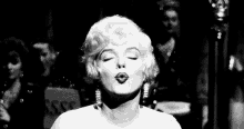 Marilyn Marilyn Monroe GIF - Marilyn Marilyn Monroe Kiss GIFs
