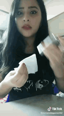 a tiktok video of a woman holding a napkin with the hashtag esmeraldaperez142