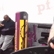 Guy Eating Pizza While Working Out.... Oh Yeah, Feel The Burn. The Heartburn. GIF - GIFs