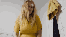 Closer Look Mary Bonney GIF - Closer Look Mary Bonney News Reporter GIFs