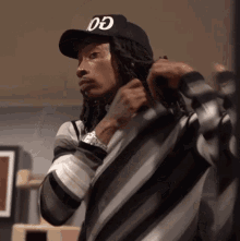 Chains Out Wiz Khalifa GIF - Chains Out Wiz Khalifa Show Your Necklace GIFs
