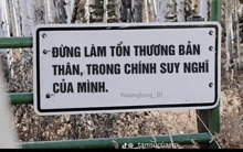 a sign that says hoanglong_01 on the bottom