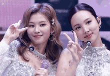 Sanayeon Twice Sana Nayeon GIF - Sanayeon Twice Sana Nayeon Peace GIFs