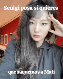 a woman taking a selfie with the words seulgi posa si quieres que saquemos a mati on the bottom