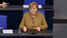 Merkel Rennen GIF - Merkel Rennen Rennt GIFs