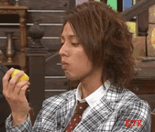 taisuke fujigaya eating kis my ft2 fruit chewing