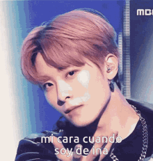 a close up of a young man with the words mi cara cuando soy de ina