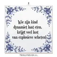 a blue and white tile that says wie zijn kind dynamiet laat eten