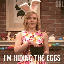 Im Hiding The Eggs Kate Mckinnon GIF - Im Hiding The Eggs Kate Mckinnon Michael Keaton GIFs