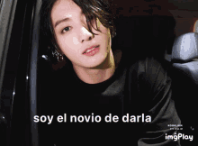 a man in a car with the words soy el novio de darla