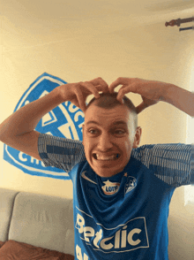 a man wearing a blue shirt that says betclic