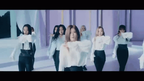 Loona Butterfly GIF - Loona Butterfly Dance - Discover & Share GIFs
