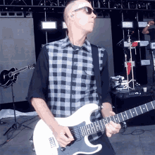 Playing The Guitar Tom Dumont GIF - Playing The Guitar Tom Dumont Nodoubttv GIFs