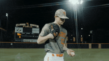 a baseball player wearing a jersey that says ' rs ' on it