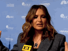 a woman talking into a microphone that says et