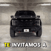 a black truck with the words te invitamos a on the bottom right