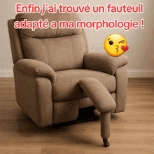 a recliner with a smiley face on it that says enfin j ai trouvé un fauteuil adapte
