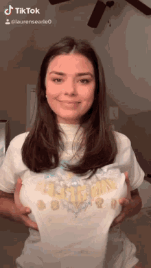 Lauren Searle Busty GIF - Lauren Searle Busty Boobs GIFs