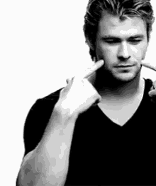 Chris Hemsworth Smile GIF - Chris Hemsworth Smile Dimples GIFs