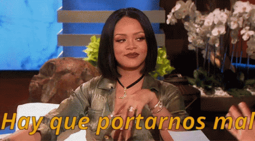 Rihanna haciendo guino y riendo