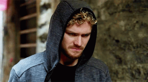 La sudadera con capucha gris de Danny Rand (Finn Jones) en Iron