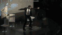 Tom Hiddleston Dance GIF - Tom Hiddleston Dance Stage GIFs