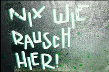 a sign that says " nix wie rausch hier " on it