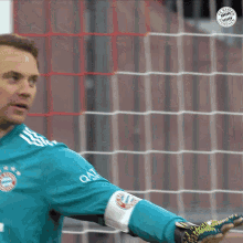 Hand Shake Manuel Neuer GIF - Hand Shake Manuel Neuer Goalkeeper GIFs