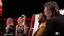Laughing Kelly Clarkson GIF - Laughing Kelly Clarkson Gwen Stefani GIFs