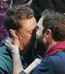Tom Hiddleston Kiss GIF - Tom Hiddleston Kiss Bromance GIFs