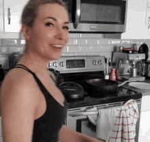 alinity cooking colombian food rice
