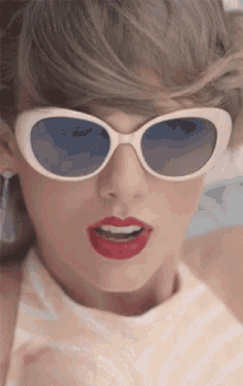 Taylor Swiftkiss Koalakiss GIF - Taylor Swiftkiss Koalakiss Cute GIFs