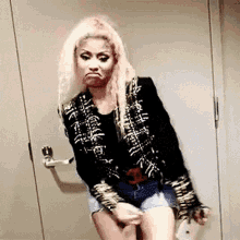Nicki Minaj GIF - Nicki Minaj Middle GIFs