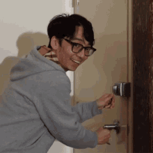 Opening The Door Brett Yang GIF - Opening The Door Brett Yang Two Set Violin GIFs