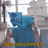 a picture of a person in a swimming pool with the words dessa vez o zayn hita on the bottom