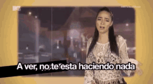 a woman says a ver no te esta haciendo nada in front of a mtv logo