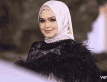 Siti Nurhaliza Stare GIF - Siti Nurhaliza Stare Hiding GIFs