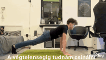 a man is doing push ups in a room with the words " a vegtelensegig tudnam csinam "