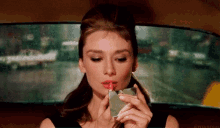 Audrey Hepburn Lipstick GIF - Audrey Hepburn Lipstick Make Up GIFs