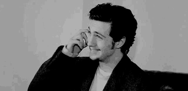 Aaron Johnson pleure gif