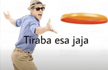 a man in a hat and sunglasses is throwing a frisbee with the words tiraba esa jaja written below him